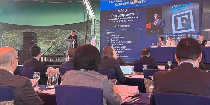 El ministro de economìa , Dr Janio Rosales, durante su participación en el evento.