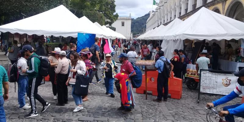 Feria de emprendimiento en parque central de la Antigua Guatemala
