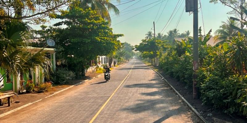 Fodes mejora calle en Sipacate, Escuintla
