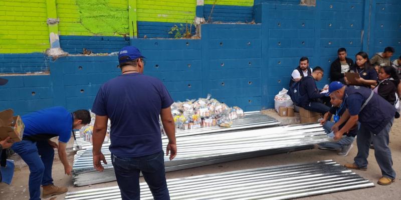 Mides asiste a personas damnificadas por incendio en zona 21