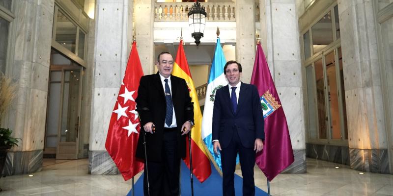 Presidente Alejandro Giammattei junto con el alcalde de Madrid, Jose Luis Martínez