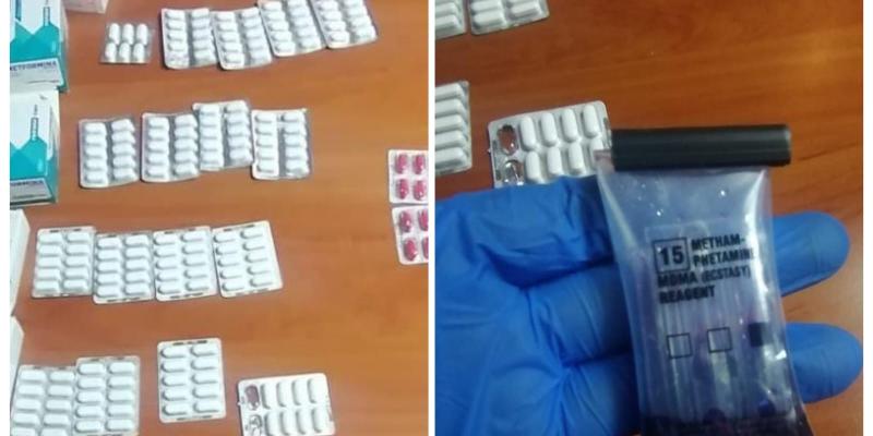 El trabajo operativo ejecutado por agentes de la Subdirección General de Análisis de Información Antinarcótica (SGAIA), de la Policía Nacional Civil (PNC) permitió ayer el decomiso de droga en una bodega de encomiendas. El hecho ocurrió en el Aeropuerto Internacional La Aurora (AILA), zona 13 capitalina.  El hallazgo consiste en 166 cápsulas, presumiblemente con metanfetamina. Se realizó por agentes antinarcóticos, con el apoyo de un agente canino K-9, a una encomienda en el área de paquetería de una bodega