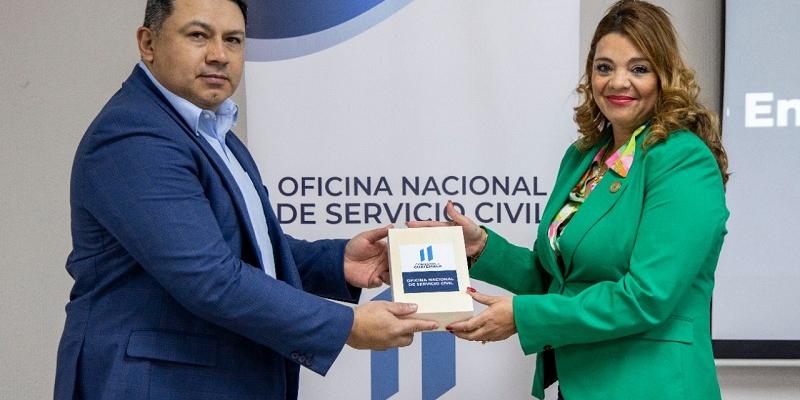 La Directora de Onsec entrega data al Gerente de Guatel
