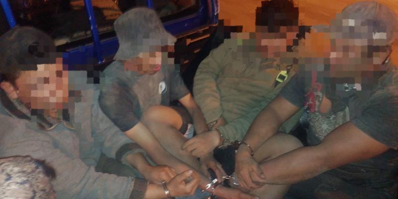 Cinco personas son detenidas con furgón y mercadería robada