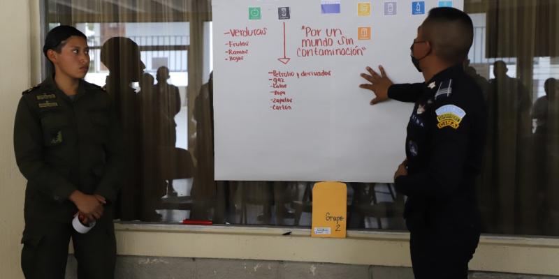 Jóvenes capacitados por el MARN