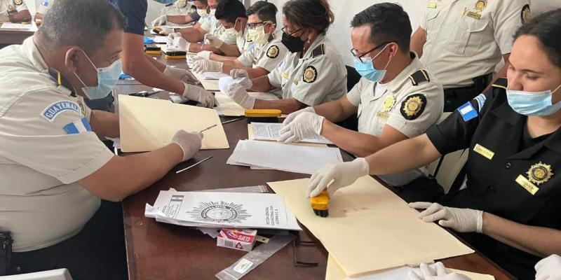 Capacitan agentes para clasificar y archivar documentos policiales