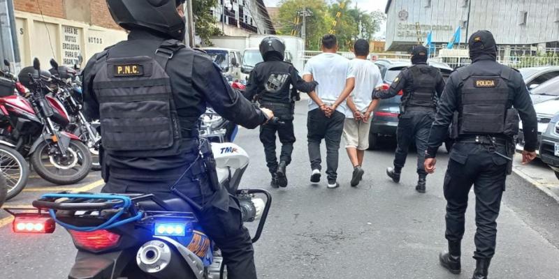 Capturan a dos personas en Escuintla por portación ilegal de arma de fuego y robo