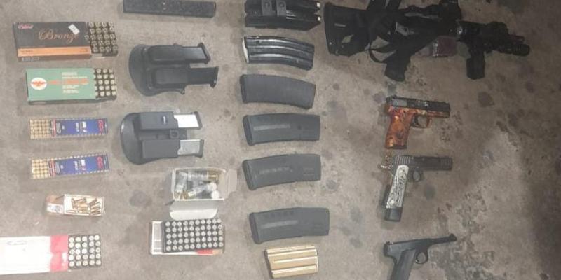 PNC detiene a hombre que transportaba arsenal en vehículo