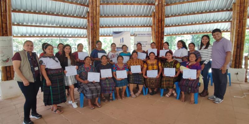 Mujeres de Baja Verapaz reciben reconocimientos por participar en capacitación 