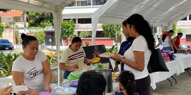 Mujeres muestran sus productos en feria de emprendimiento