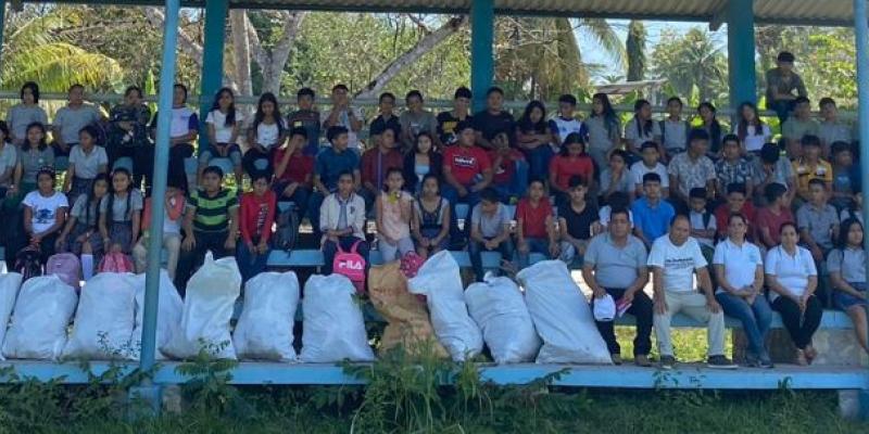 Estudiantes de Petén aprenden y practican la clasificación de residuos y desechos