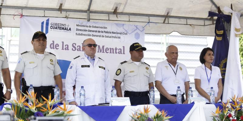 Agentes del distrito central participan en la primera feria de salud mental
