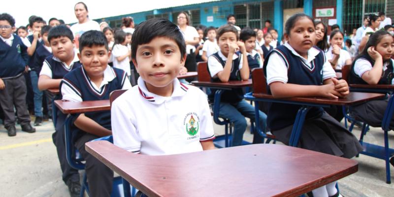 Ministerio de Educación continua entrega de escritorios en centros educativos