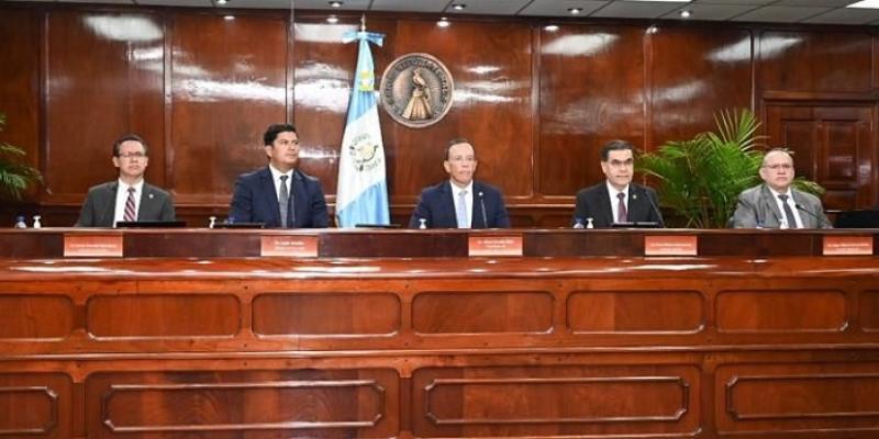 El Ministro de Economía Dr.  Janio Rosales (tercero de Izq. a Der.) participó en la conferencia de prensa organizada por Banguat.