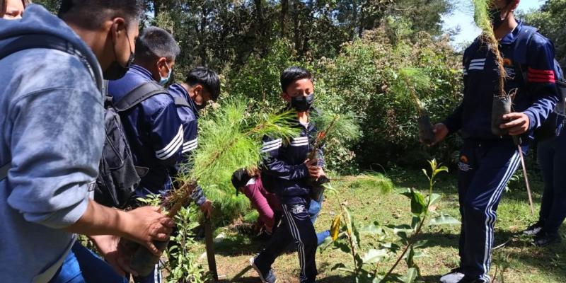 Jornada de reforestación conmemora el Día de la Tierra en Chimaltenango