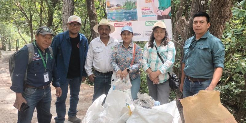 Instituciones de Huehuetenango se unen en jornada de limpieza por el Día de la Tierra