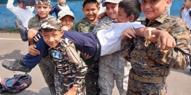 Docentes y estudiantes participan en simulacro de terremoto
