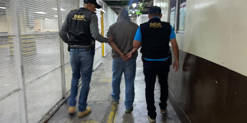 Capturan a pandillero que transportaba arsenal en vehículo