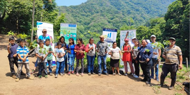 MARN y estudiantes reforestan en San Vicente Pacaya