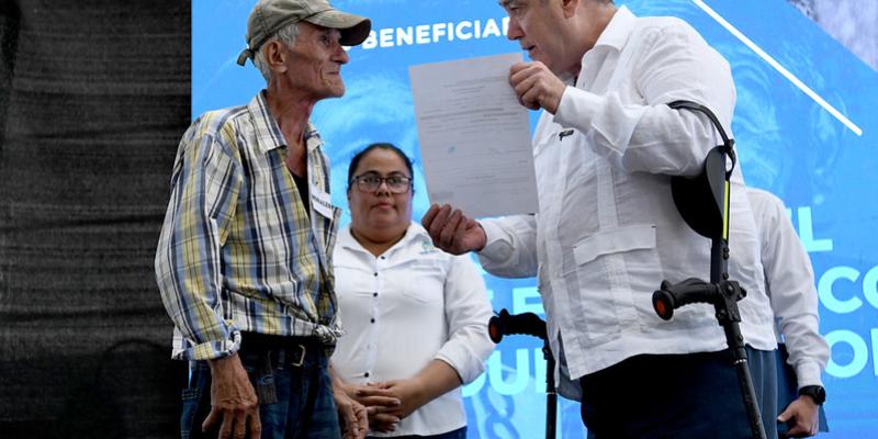Presidente de la Repùblica entrega beneficio a adulto mayor