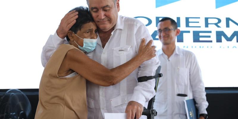 Presidente de la República entrega beneficio a adulto mayor