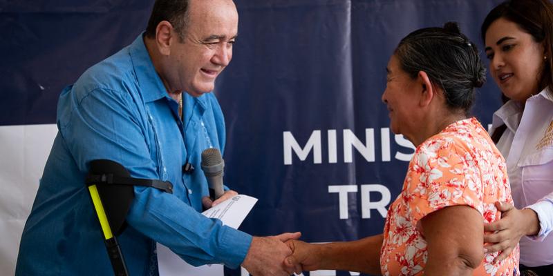 Presidente de la República entrega beneficio a adulto mayor