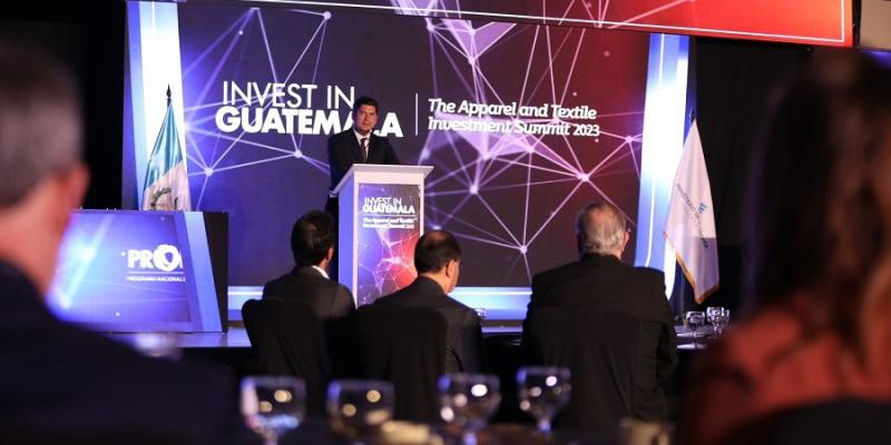 El Ministro de Economía Dr.  Janio Rosales  presidió el evento . 