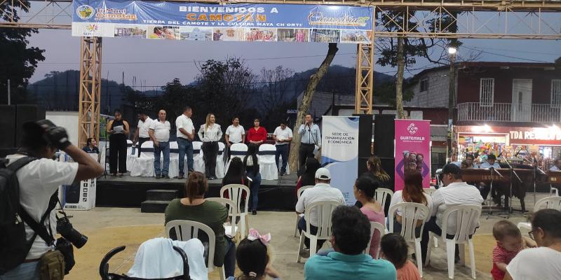 Asistentes observan el festival de la marimba, Camotán pintoresco, en chiquimula