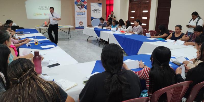 Empresarios y emprendedores reciben capacitación de educación financiera en Baja Verapaz