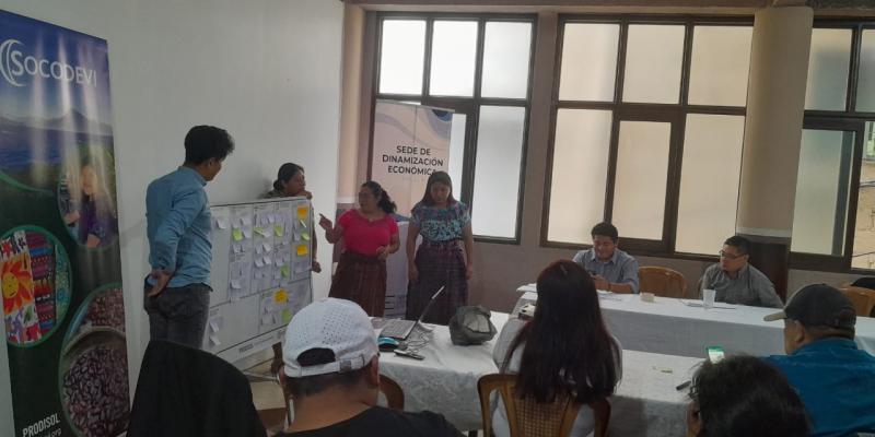 Emprendedores reciben capacitación sobre elaboración de plan de negocio en Sololá