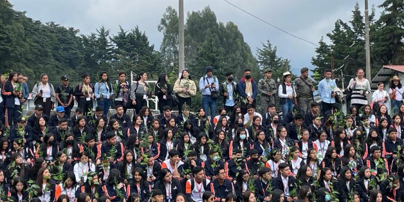 Estudiantes y docentes de San Marcos adoptan un árbol por el medioambiente