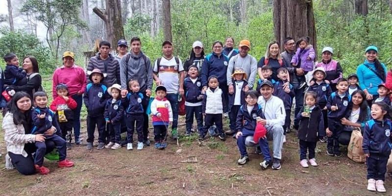 Niños plantan un árbol por el futuro ambiental de San Marcos
