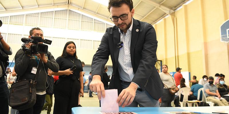 Secretario de Comunicación Social, emite su voto