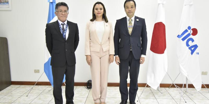 De izquierda a derecha: Representante de JICA en Guatemala, Ken Kobukura; secretaria de Planificación, Luz Keila Vilchez, y anterior representante de JICA, Naotaka Yamaguchi.