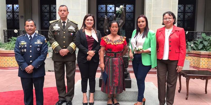 Viceministra de Integración y Comercio Exterior con emprendedoras colocan rosa de la paz en el patio de la paz del Palacio Nacional de la Cultura