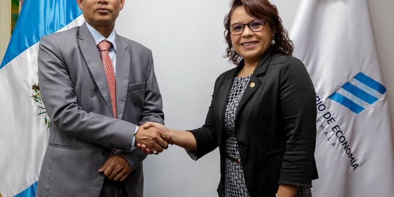 El embajador de la India en Guatemala, Manoj Kumar Mohapatra, saluda a la ministra de Economía, Luz Pérez.