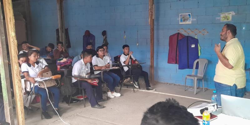 Estudiantes de Jalapa aprenden sobre el cuidado de los bosques