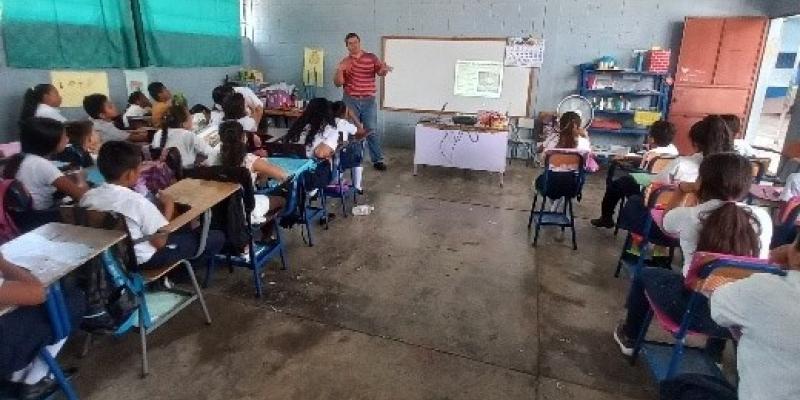 Estudiantes de Usumatlán, Zacapa aprenden sobre el Reglamento 164-2021