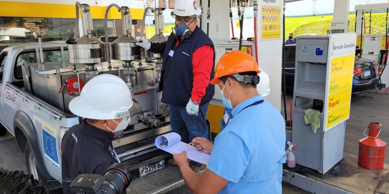 Tecnicos del CENAME realizan mediciones de maquinas expendedoras de combustibles. 
