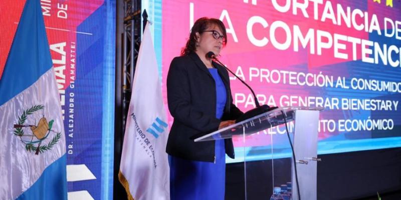 La ministra de Economía, Luz Pérez, durante su participación en el evento de inauguración.