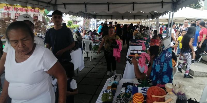 Emprendedores presentan y venden sus productos en feria de la mipyme en Salamá