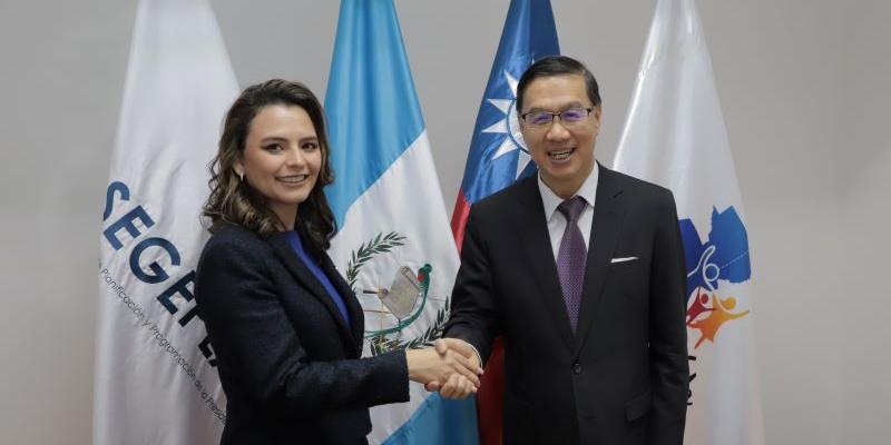Reunión de trabajo entre Luz Keila Gramajo, secretaria general de Planificación, y Li-jey Tsao, embajador taiwanés.