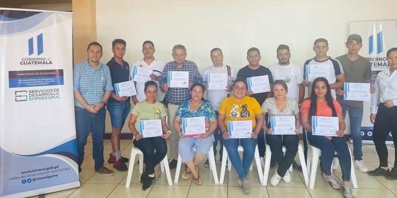 emprendedores reciben diploma  tras finalizar curso en Marketing Digital en Jutiapa