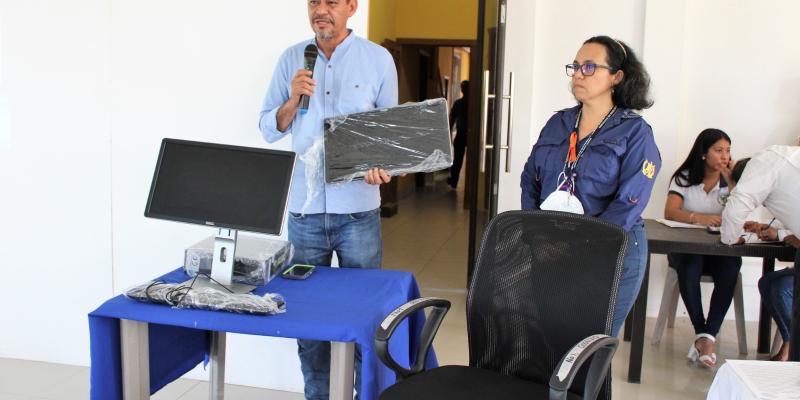 Presentan donación de equipo de computo y mobiliario en centro de computo para emprendedores