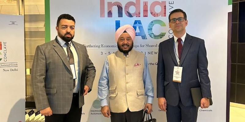Viceministro de la MIPYME posa para fotografía en el evento CII India LAC Conclave