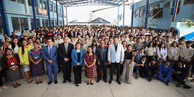 Ministra de Economía comparte con estudiantes de instituto Ulew Kotz'i'j de San Juan Sacatepéquez 