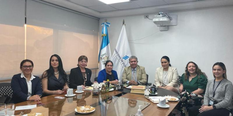 Reunión con personal de la embajada de Canadá presentando el programa Sello Blanco