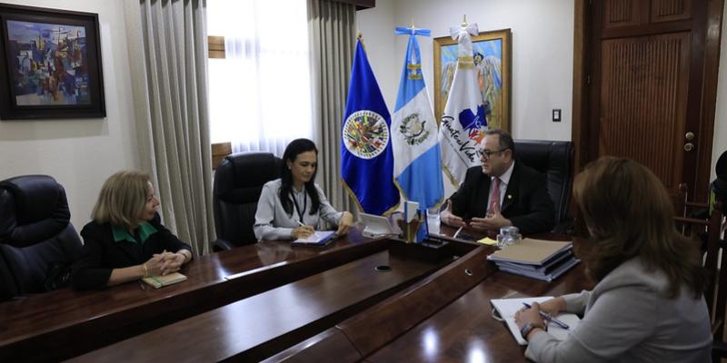 Reunión entre el presidente Giammatei y MOE