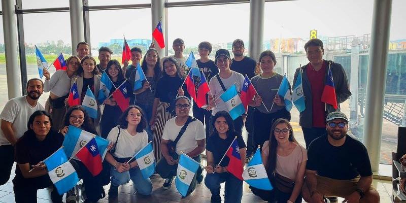 Grupo de 40 becarios que viajaron a la República de China (Taiwán)