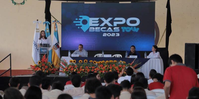 Secretaria general de Planificación se dirigió a los jóvenes interesados en la oferta educativa para Guatemala.